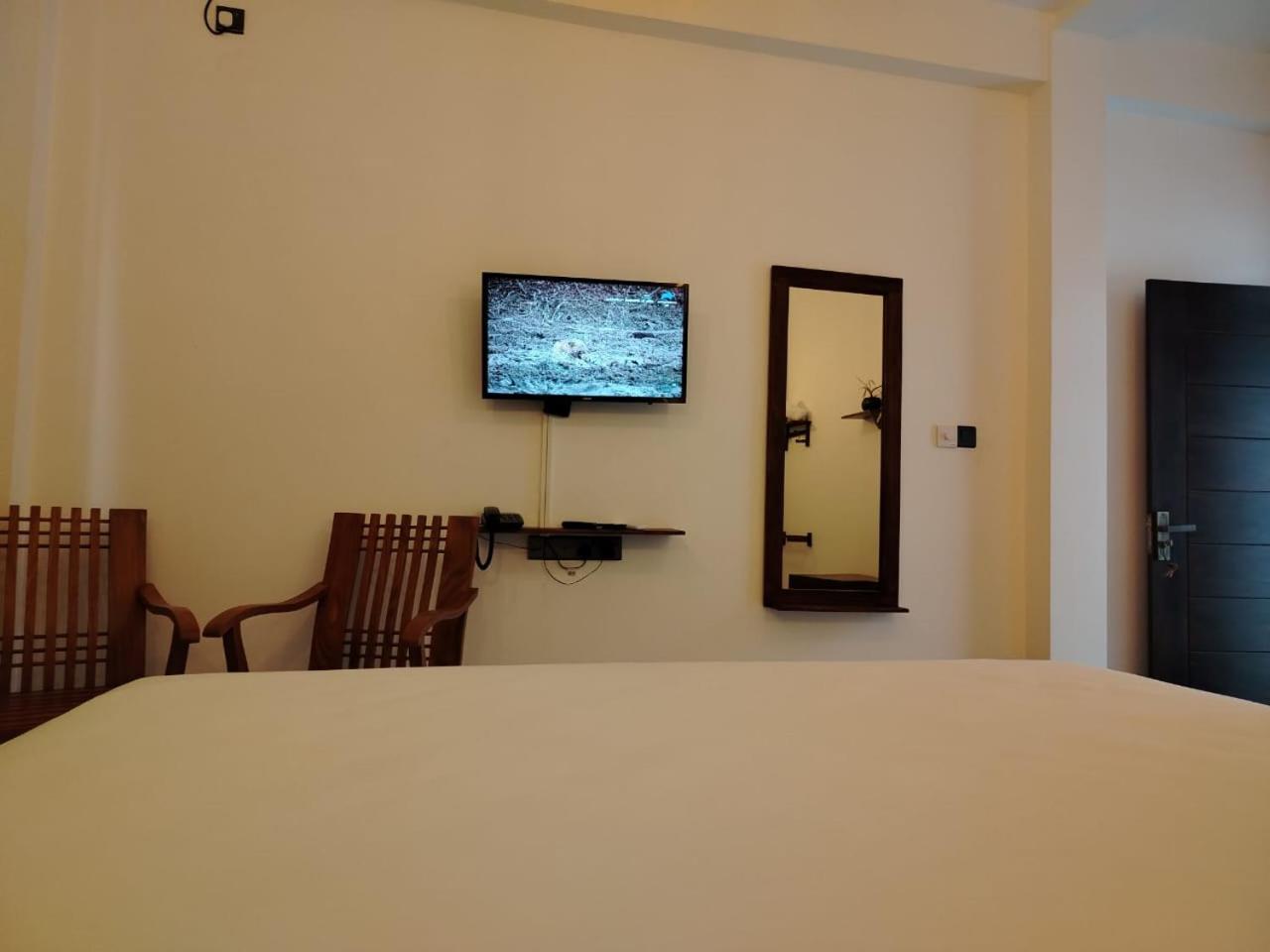 Diora Hotel Ratnapura Exterior foto